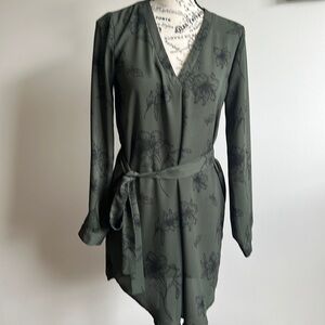 Forever 21 collared shirt dress, v-neck long sleeves 
Size Small, EUC